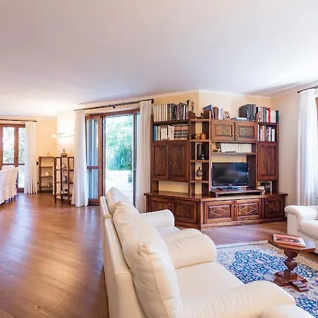 Beautiful With Garden, Bbq And A Short Walk To The Beach & Restaurants