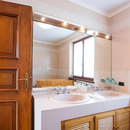 Beautiful With Garden, Bbq And A Short Walk To The Beach & Restaurants